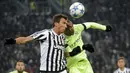 Penyerang Juventus, Mario Mandzukic (kiri) berebut bola udara dengan gelandang City, Fernandinho pada laga Grup D Liga Champions di Juventus Stadium, Turin, Italia, Kamis (26/11).  Juventus menang atas City dengan skor 1-0. (Reuters/Giorgio Perottino)
