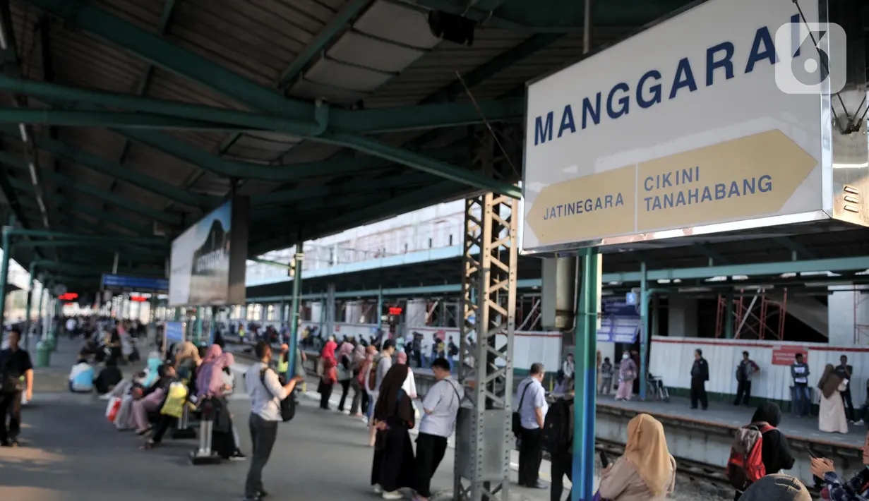 Calon penumpang menunggu kedatangan kereta api di Stasiun Manggarai, Jakarta, Rabu (9/10/2019). Kasubag Humas Direktorat Jenderal Perkeretaapian Kemenhub Supandi mengatakan pelayanan KA jarak jauh rencananya akan dipindahkan dari Stasiun Gambir ke Stasiun Manggarai. (merdeka.com/Iqbal S. Nugroho)