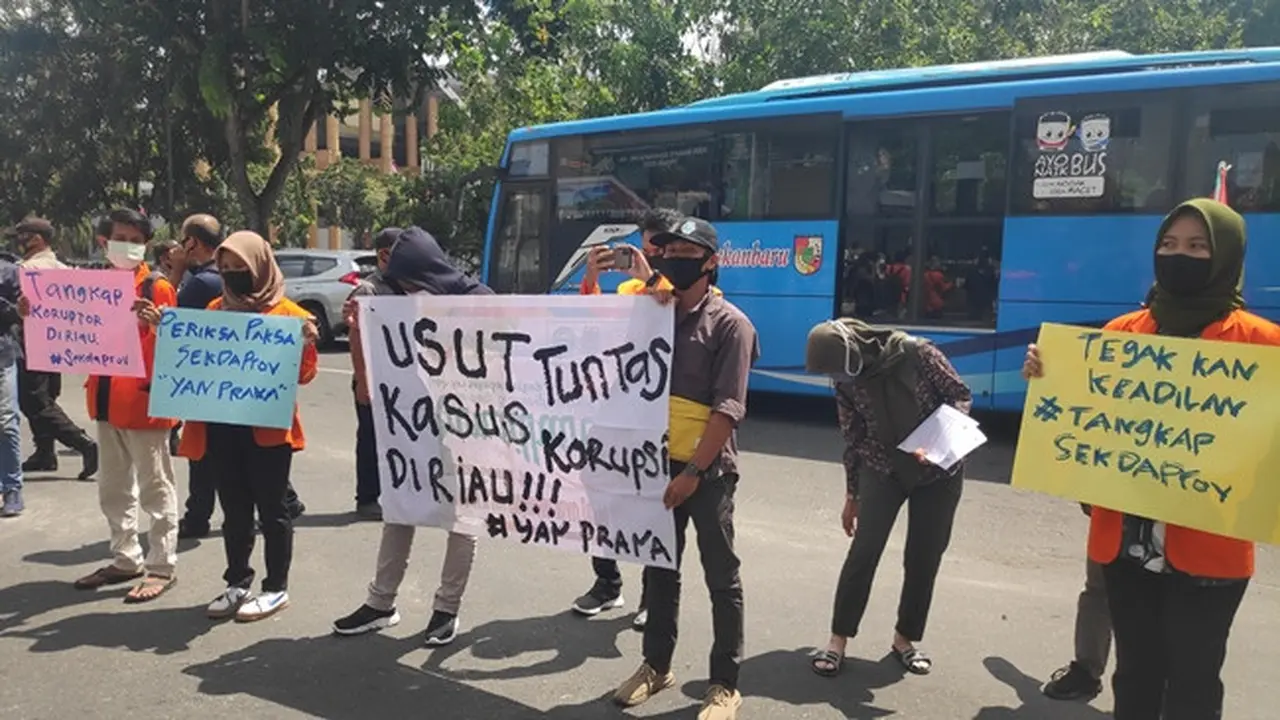 Demonstrasi mahasiswa di depan Kejati Riau menuntut penuntasan korupsi, salah satunya bansos Siak.