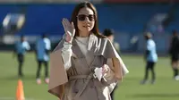 Potret Madam Pang berbalut coat cokelat dan sweatshirt warna putih, stylish! (Instagram/panglamsam).