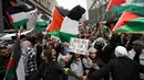 Polisi meningkatkan kehadirannya pada unjuk rasa warga Palestina yang tidak berizin di depan Balai Kota Toronto. Kendati demikian tidak ada kekhawatiran terhadap keselamatan masyarakat atau komunitas tertentu. (Arlyn McAdorey/The Canadian Press via AP)