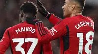 Dua gelandang Manchester United, Casemiro (kanan), dan Kobbie Mainoo. (AFP/Darren Staples)