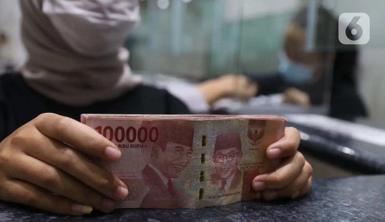 Teller menunjukkan uang rupiah di money changer, Jakarta, Rabu (9/9/2020). US$ 1 dibanderol Rp 14.780/US$ di pasar spot. Rupiah melemah 0,14% dibandingkan dengan penutupan perdagangan kemarin. (Liputan6.com/Angga Yuniar)