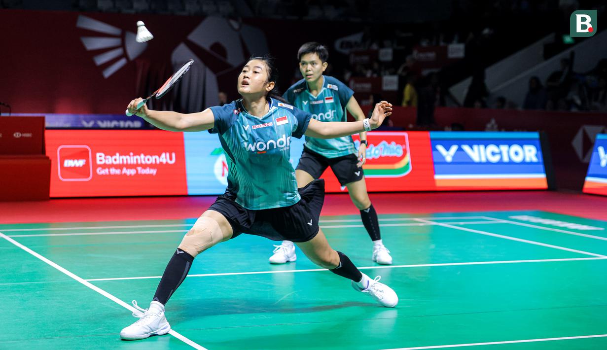 Pebulu tangkis ganda putri Indonesia, Amallia Cahaya Pratiwi/Siti Fadia Silva Ramadhanti menerima kok dari pasangan Korea Selatan, Baek Ha Na/Lee So Hee dalam laga 32 besar Indonesia Open 2026 di Istora, Kompleks Stadion Utama Gelora Bung Karno (SUGBK), Senayan, Jakarta, Rabu (03/06/2026). (Bola.com/Bagaskara Lazuardi)