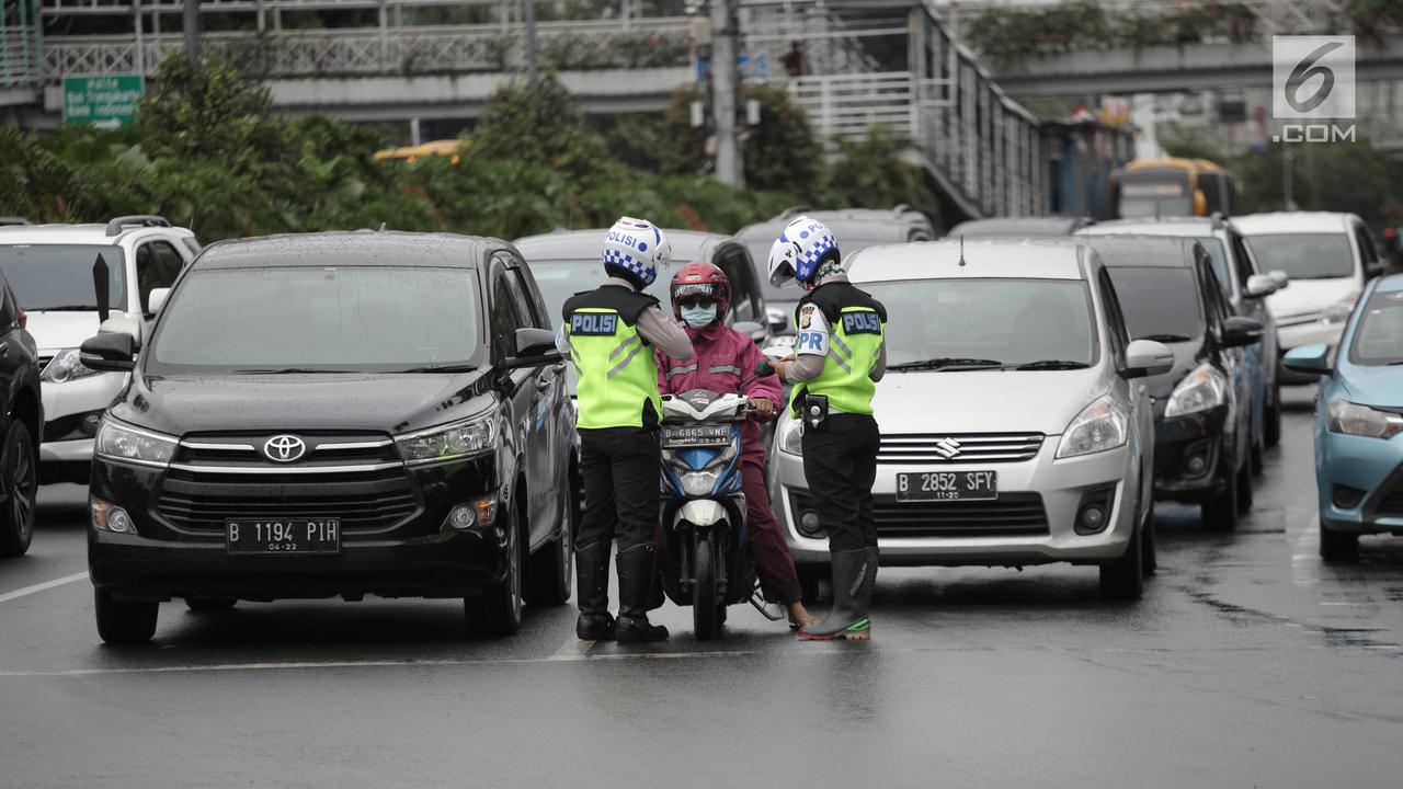 Polisi Tilang Pengendara Yang Melanggar Aturan Jalur Khusus Sepeda Motor
