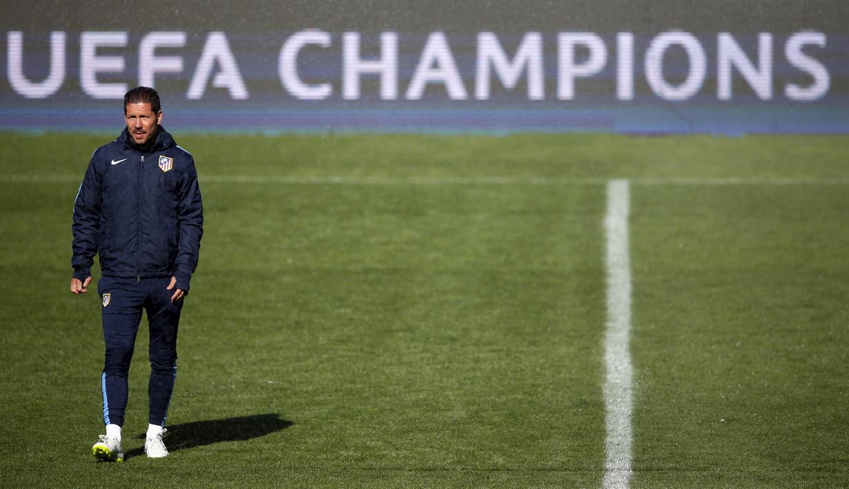 Diego Simeone memimpin sesi latihan terakhir Atletico Madrid (REUTERS/Juan Medina) 