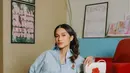 Beda lagi dengan gaya Azizah Salsha. Ia mengenakan sebuah kemeja biru lengan panjang yang beberapa kancing di atas dibuka. [foto: Instagram/azizahsalsha_]