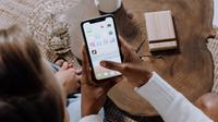 Ternyata anak remaja rentan sekali untuk melihat konten-konten yang tidak sesuai dengan usianya. (Foto: Pexels.com/ cottonbro studio)