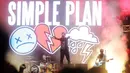 <p>Suasana nostalgia begitu kental terasa sepanjang penampilan Simple Plan di Everblast Festival 2023. Sebagian besar setlist lagu yang dibawakan adalah single-single mereka yang populer di era tahun 2000an. [Foto/Bambang E. Ros]</p>