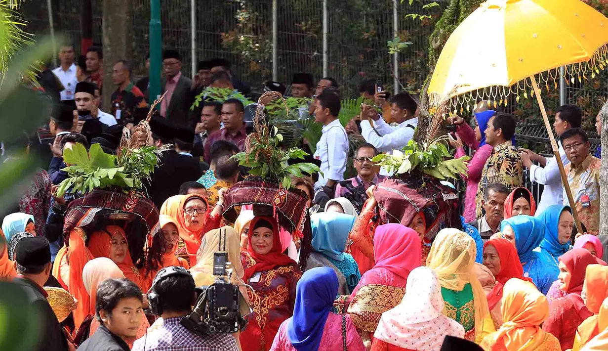 Kahiyang Ayu dan Bobby Nasution telah resmi menikah pada 8 November 2017 silam di Solo, Jawa Tengah. Menikah dengan laki-laki berdarah Sumatera, Kahiyang pun telah memiliki marga dan namanya menjadi Kahiyang Ayu Siregar. (Deki Prayoga/Bintang.com)
