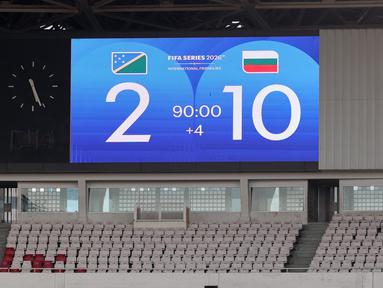 Skor 10-2 untuk kemenangan Bulgaria atas Kepulauan Solomon yang tampak di layar elektronik Stadion Utama Gelora Bung (SUGBK), Senayan, Jakarta setelah laga pertama FIFA Series 2026 pada Jumat (27/03/2026). (Bola.com/M Iqbal Ichsan)