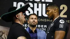 Petinju Anthony Joshua (kanan) saling tatap dengan Andy Ruiz Jr (kiri) saat konferensi pers duel ulang keduanya, New York City, Amerika Serikat, Kamis (5/9/2019). Anthony Joshua akan duel ulang dengan Andy Ruiz Jr di Arab Saudi pada 7 September 2019. (Jeff Zelevansky/Getty Images/AFP)