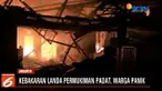 Warga berupaya memadamkan api dengan peralatan seadanya. Namun amuk api memaksa mereka mundur.
