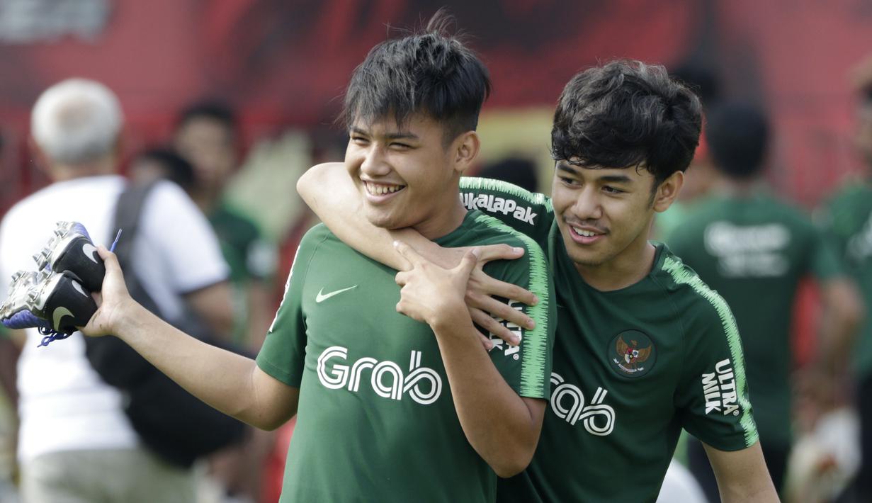 Pemain Timnas Indonesia U-22, Witan Sulaeman, bercanda dengan luthfi kamal, saat latihan di Lapangan ABC, Senayan, Sabtu (12/1). Witan menjadi pemain termuda dalam seleksi Timnas Indonesia U-22 dengan usia 17 tahun. (Bola.com/M Iqbal Ichsan)