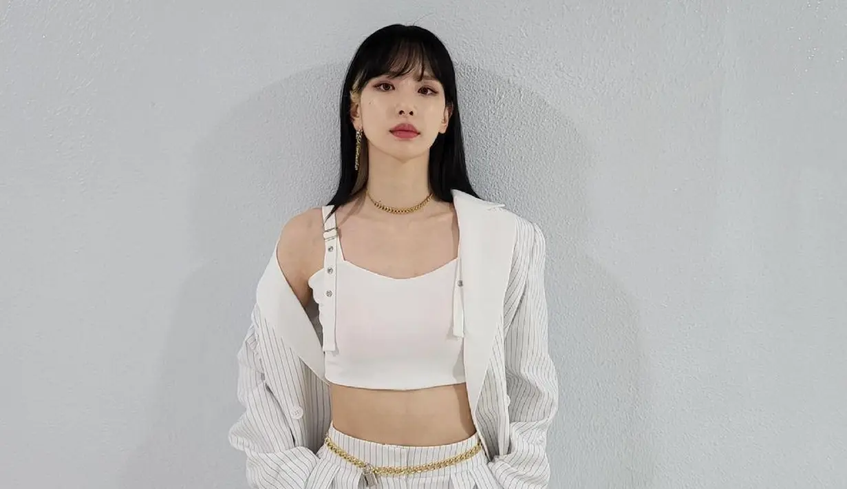 Kali ini, SeolA WJSN tampil dengan nuansa serba putih. Crop top putih yang ditumpuk dengan set oversized blazer dan celana bermotif garis-garis. Ia juga menambahkan sentuhan belt berupa rantai emas di bagian pinggang. Foto: Instagram @seola_s.