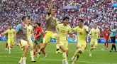 Gelandang Spanyol Juanlu Sanchez (tengah) merayakan gol kedua timnya yang dicetak ke gawang Maroko pada laga semifinal sepak bola Olimpiade Paris 2024 di stadion Orange Velodrome, Selasa (6/8/2024). (AP Photo/Julio Cortez)