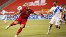 Pemain Belgia, Toby Alderweireld, melepaskan tendangan saat melawan Yunani pada laga uji coba di Stadion King Baudouin, Jumat (4/6/2021). Kedua tim bermain imbang 1-1. (AP/Francisco Seco)