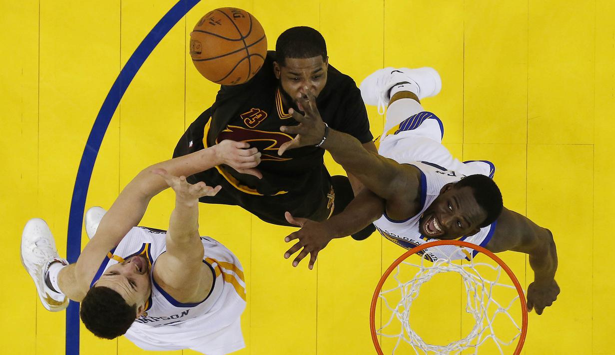 Pemain depan Cleveland Cavaliers, Tristan Thompson, berusaha memasukan bola saat pertandingan melawan Golden State Warriors dalam  Final NBA gim kedua di Oracle Arena, Oakland, California, AS, (04/06/2017). (AP/Marcio Jose Sanchez)