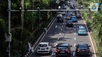 Kamera tilang elektronik mobile atau ETLE (Electronic Traffic Law Enforcement) terpasang di Jalan Asia Afrika, Jakarta, Rabu (29/12/2021). Korlantas Polri akan menerapkan ETLE mobile sepanjang liburan Natal dan Tahun Baru 2021 untuk mengurangi kecelakaan lalu lintas. (Liputan6.com/Johan Tallo)