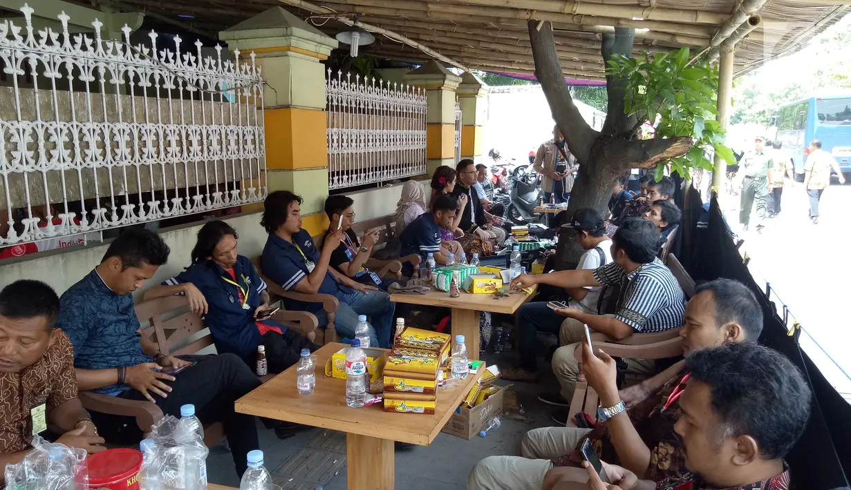 Jurnalis dari berbagai media beraktivitas di Media Center dekat Graha Saba Buana, Solo, Rabu (8/11). Sekitar 650 awak media mendaftar untuk peliputan acara pernikahan putri Presiden Jokowi, Kahiyang Ayu, dengan Bobby Nasution. (Liputan6.com/Angga Yuniar)