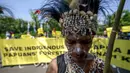 <p>Perwakilan dari suku adat Awyu dan Moi saat melakukan aksi unjuk rasa meminta Mahkamah Agung mencabut izin perusahaan-perusahaan kelapa sawit yang akan beroperasi di tanah Papua, pada tanggal 27 Mei 2024. (BAY ISMOYO/AFP)</p>