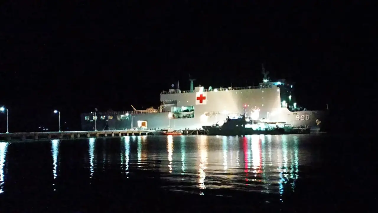 KRI dr Soeharso Lakukan Operasi Tulang Pertama Korban Gempa di Mamuju. (Foto: Liputan6.com/Abdul Rajab Umar)