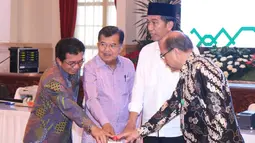 Presiden Joko Widodo didampingi Wakil Presiden Jusuf Kalla saat peluncuran pembayaran zakat melalui Agen Laku Pendai di Istana Negara, Jakarta, Rabu (14/6). (Liputan6.com/Angga Yuniar)