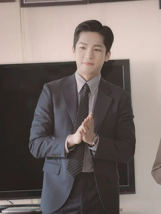Joo Jong Hyuk di balik layar drakor Extraordinary Attorney Woo. (ENA via Soompi)