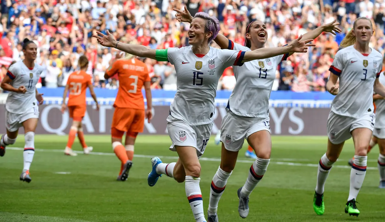 Sindiran yang dilakukan Donald Trump akhirnya bisa dibayar lunas oleh Megan Rapinoe dengan mengantar Amerika Serikat menjadi juara. (Photo by Philippe DESMAZES / AFP)