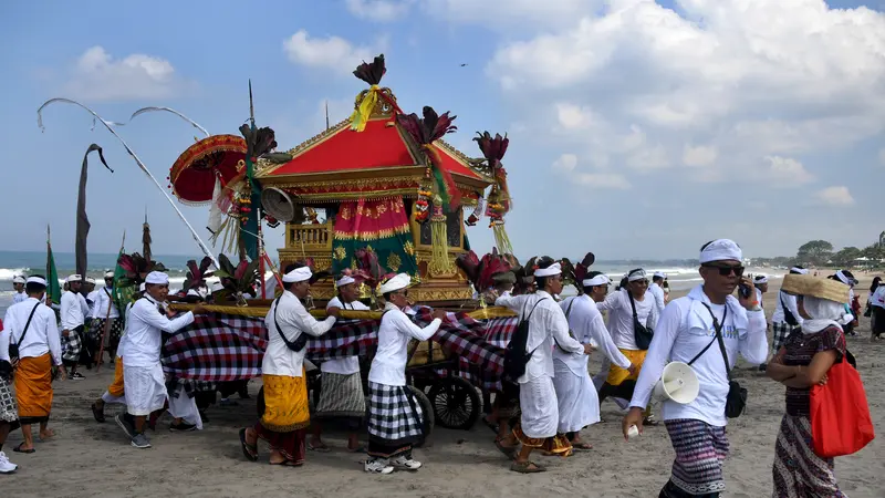 Melihat Upacara Melasti Sambut Hari Raya Nyepi 2023 di Pantai Petitenget Bali