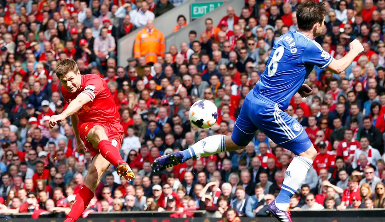 Gelandang Chelsea, Frank Lampard, menahan laju tendangan Steven Gerrard (Liverpool) saat berlaga di Liga Primer Inggris di stadion Anfield, Liverpool, (27/4/2014). (REUTERS/Darren Staples)