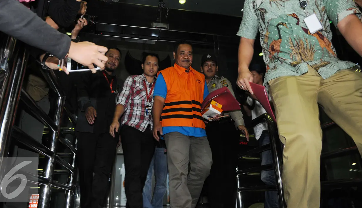 PNS Pemkab Klaten, Sularman usai menjalani penyelidikan di KPK, Jakarta, Sabtu (31/12). Kasus tersebut  berawal dari operasi tangkap tangan (OTT) yang dilakukan KPK pada Jumat (30/12) lalu. (Liputan6.com/Helmi Affandi)
