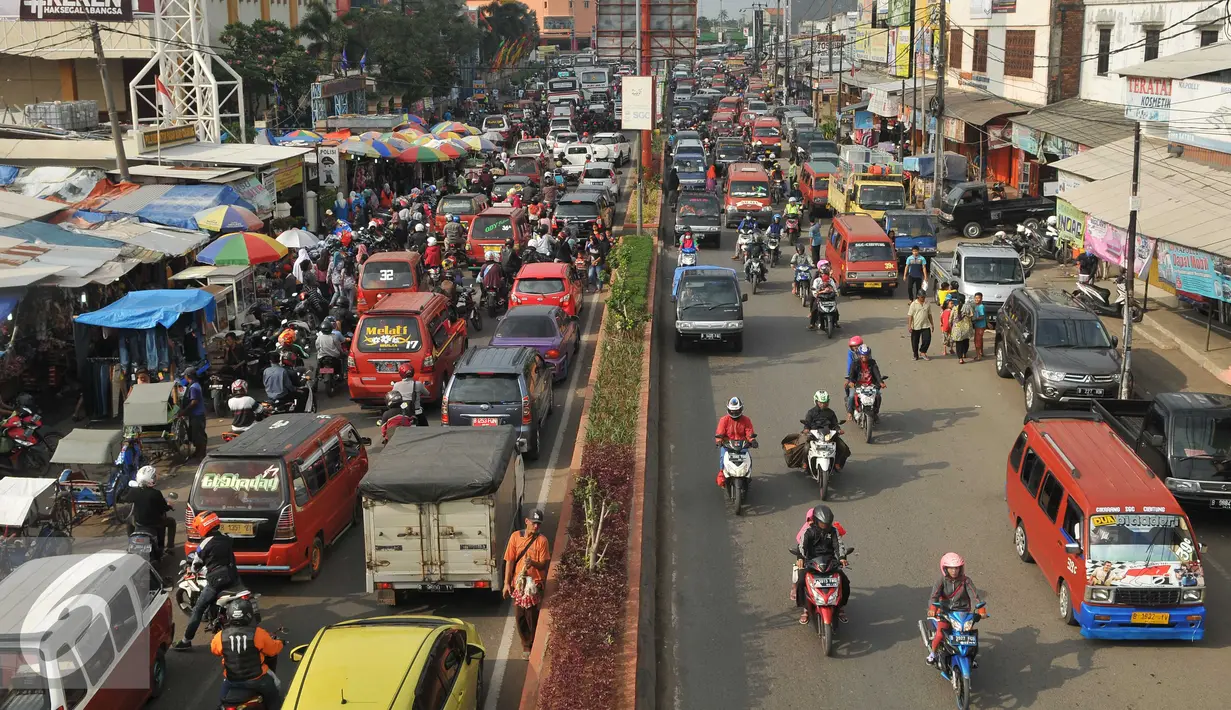 Suasana arus lalu lintas di depan Pasar Tumpah di Cikarang, Jawa Barat, Jumat (1/7). Keberadaan Pasar Tumpah Cikarang menjadi salah satu penyebab kemacetan di Jalur Pantura. (Liputan6.com/Gempur M Surya)