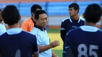 Didik Ludianto (tengah), pelatih Persela Lamongan di Piala Presiden 2015 (Bola.com/Zaidan Nazarul)