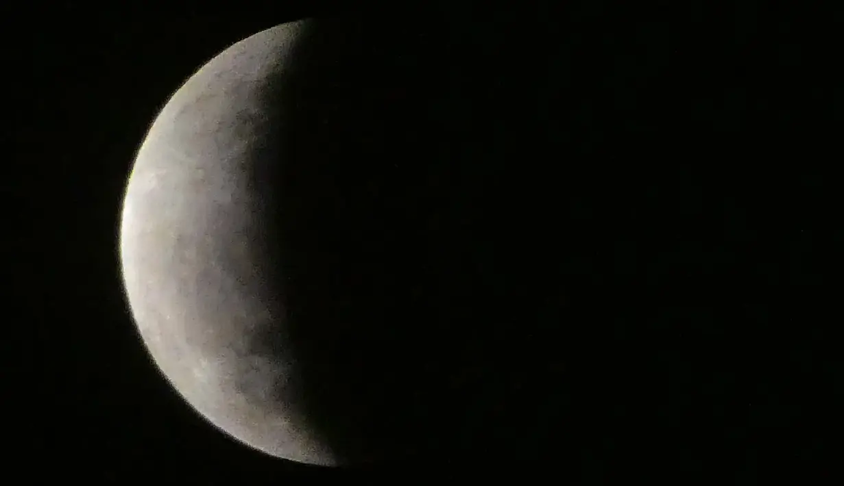 Fenomena gerhana bulan sebagian (parsial) terlihat di langit Jakarta pada Rabu (17/7/2019) dini hari. Gerhana bulan terakhir dalam tahun 2019 ini merupakan fenomena jenis gerhana bulan parsial, karena masih ada yang tampak sebagian. (BAY ISMOYO/AFP)