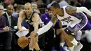 Pemain Sacramento Kings, Ben McLemore (kanan), berebut bola dengan pemain San Antonio Spurs, Manu Ginobili, dalam laga reguler NBA 2016-2017 di Golden 1 Center, Sacramento, Kamis (17/11/2016) WIB. (AP Photo/Rich Pedroncelli) 