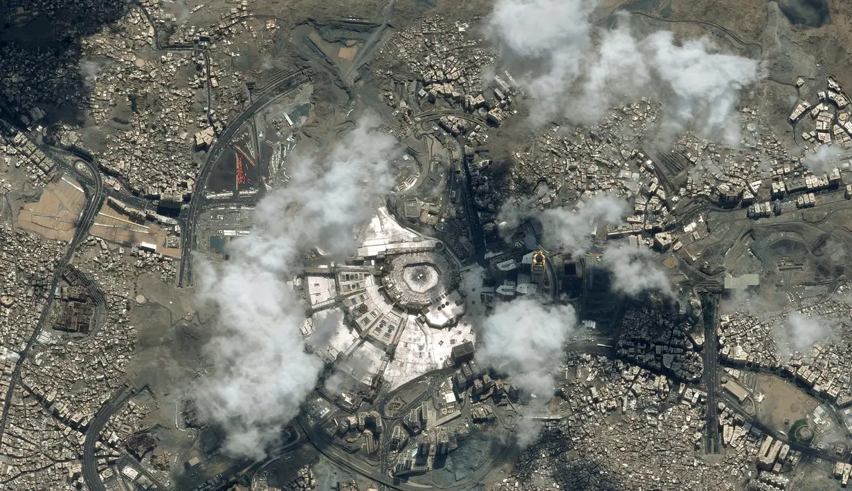 Gambar satelit menunjukkan pemandangan Masjidil Haram di Kota Suci Mekkah, Arab Saudi, 12 Agustus 2019. Kepentingan Masjidil Haram sangat diperhitungkan dalam agama Islam, karena selain menjadi kiblat, masjid ini juga menjadi tempat ritual haji. (AIRBUS DEFENSE AND SPACE/AFP)