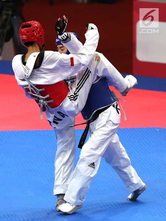Atlet taekwondo Indonesia, Ibrahim Zarman bertarung melawan Gangmin Cho asal Korea Selatan di kelas putra under 63 Kg di lapangan taekwondo JCC, Jakarta, Rabu (22/8). Ibrahim gagal melaju ke semifinal. (Liputan6.com/Fery Pradolo)