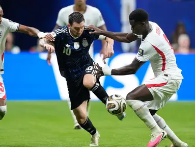 Pemain Argentina Lionel Messi menggiring bola melewati pemain Inggris  Djed Spence dan Marc Guehi selama pertandingan semifinal Piala Dunia antara Inggris dan Argentina di Atlanta, Rabu, 15 Juli 2026. (AP Photo/Rebecca Blackwell)