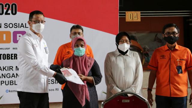 Pastikan Negara Hadir, Mensos Juliari Cek Penyaluran Bansos Tahap VII di Surabaya