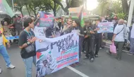 Anak Punk ikut aksi damai untuk Palestina di kawasan Patung Kuda, Jakarta Pusat, Minggu (9/6/2024). (Merdeka.com/Bachtiarudin Alam)