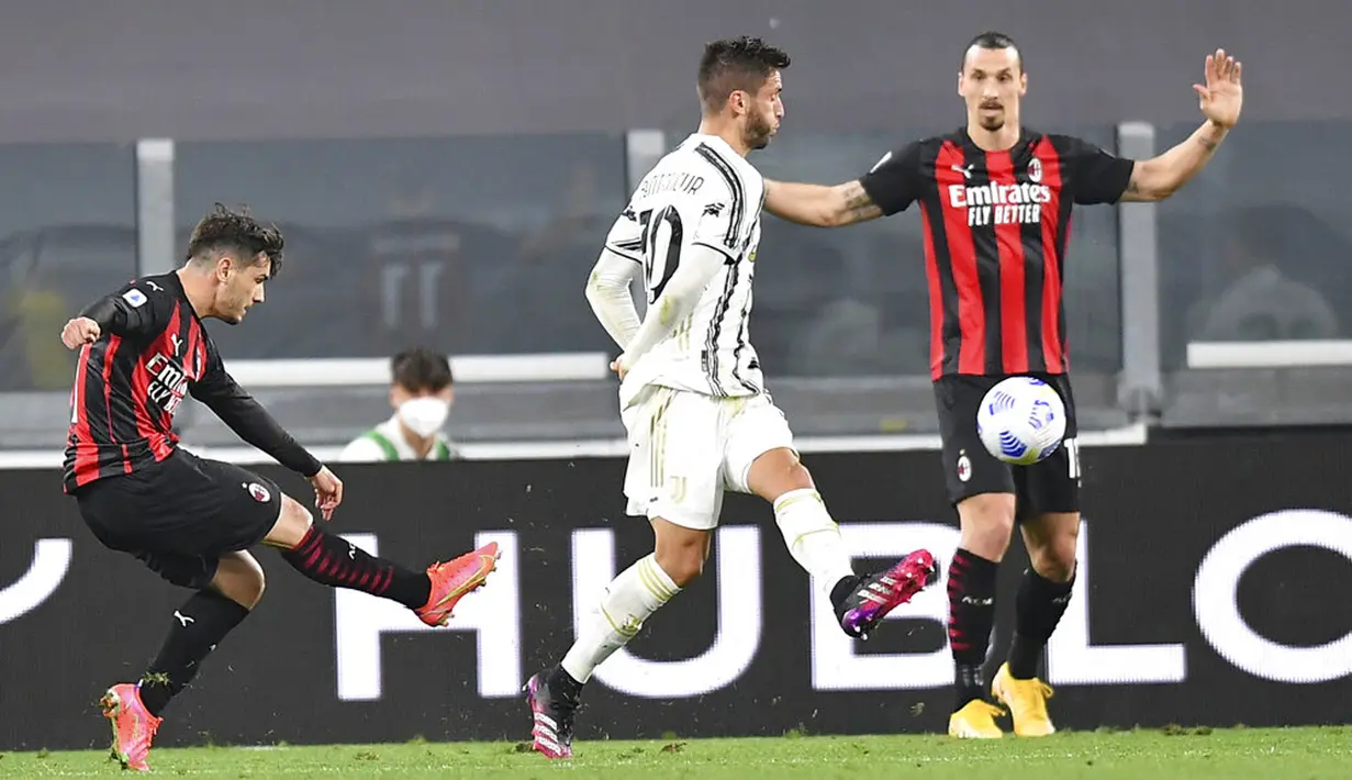 Pemain AC Milan Brahim Diaz (kiri) mencetak gol ke gawang Juventus pada pertandingan Liga Italia di Allianz Stadium, Turin, Italia, Minggu (9/5/2021). Juventus kalah 0-3 dan tergusur dari empat besar klasemen. (Tano Pecoraro/LaPresse via AP)