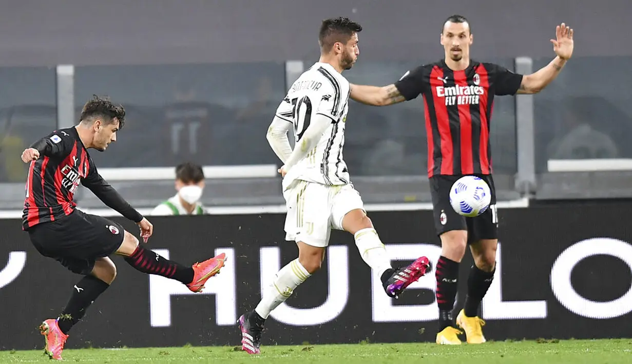 Pemain AC Milan Brahim Diaz (kiri) mencetak gol ke gawang Juventus pada pertandingan Liga Italia di Allianz Stadium, Turin, Italia, Minggu (9/5/2021). Juventus kalah 0-3 dan tergusur dari empat besar klasemen. (Tano Pecoraro/LaPresse via AP)