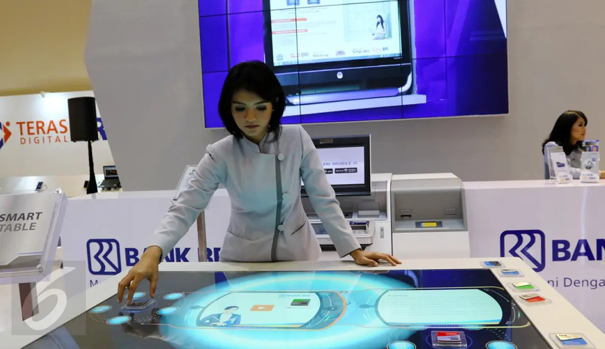 Model sedang menggunakan smart table di gerai Bank BRI pada event IBD Expo 2016 di Jakarta, Kamis (8/9). Bank BRI menyuguhkan Hybrid Machine yang dapat digunakan langsung untuk multi transaksi perbankan. (Liputan6.com/Fery Pradolo)