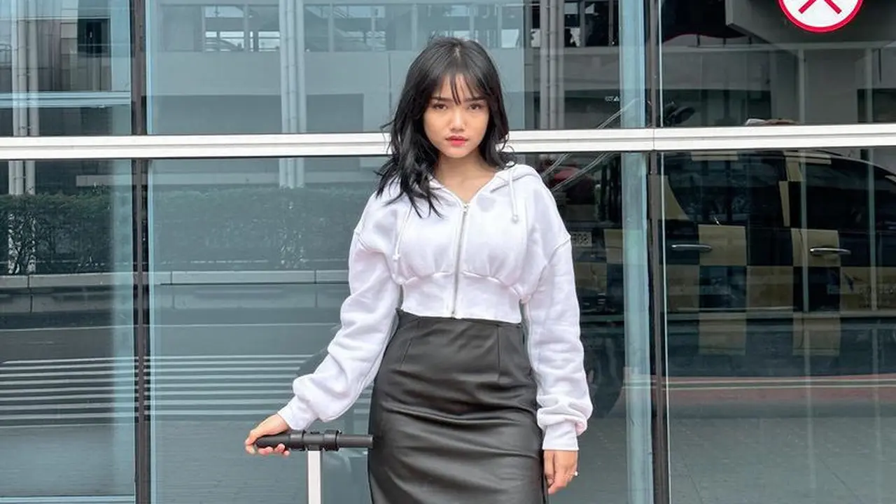 Inspirasi Mix and Match Rok Midi Bagi Pemilik Tubuh Petite
