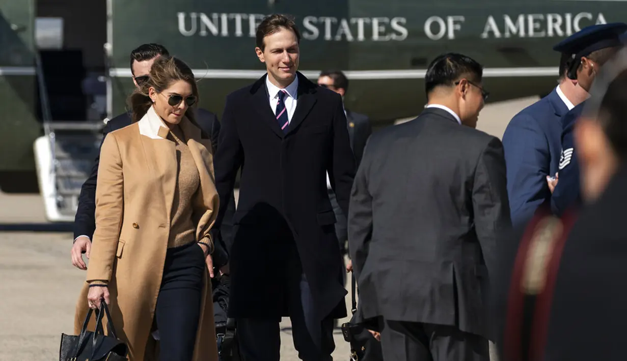 Penasihat Presiden Amerika Serikat Donald Trump, Hope Hicks (kiri) berjalan dari Marine One di Pangkalan Angkatan Udara Andrews, Maryland, Amerika Serikat, Rabu (30/9/2020). Hope Hicks dan Donald Trump diketahui sempat berada di pesawat yang sama, Marine One pada Rabu (30/9). (AP Photo/Alex Brandon)