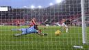 Striker Manchester United, Edinson Cavani, mencetak gol ke gawang Southampton pada laga Liga Inggris di Stadion St. Mary's, Minggu (29/11/2020). MU menang dengan skor 3-2. (Mike Hewitt, Pool via AP)