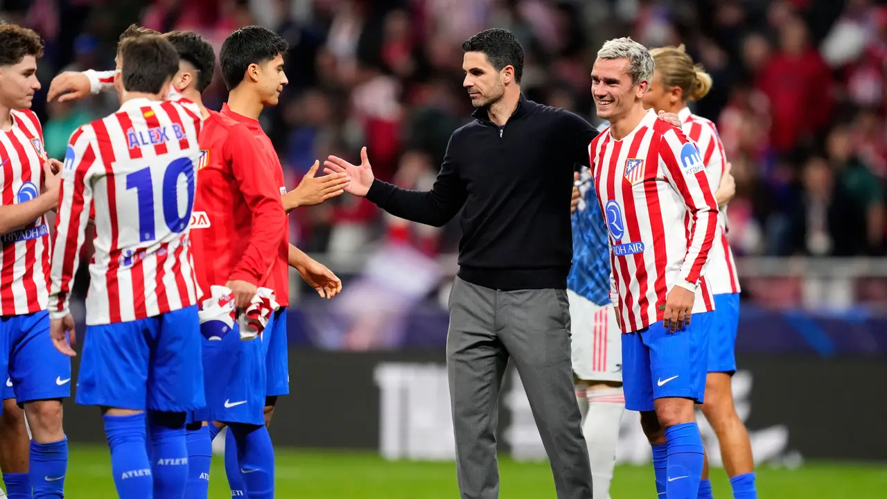 Manajer Arsenal Mikel Arteta (kedua dari kanan) menyapa pemain Atletico Madrid di leg pertama semifinal Liga Champions 2025/2026 di Riyadh Air Metropolitano, Kamis (30/4/2026) dini hari WIB.