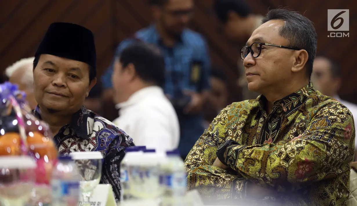 Ketua MPR Zulkifli Hasan dan Wakil Ketua MPR Hidayat Nur Wahid saat menghadiri Refleksi Akhir Tahun dan Tahun Politik 2019 di Nusantara III, Kompleks Parlemen MPR/DPR-DPD, Senayan, Jakarta, Selasa (18/12). (Liputan6.com/Johan Tallo)