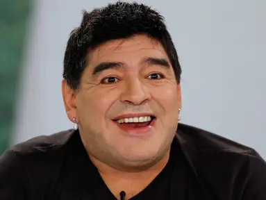 Penampilan baru legenda sepakbola Diego Armando Maradona pasca operasi plastik dalam sebuah acara televisi The Zurda di Caracas, Venezuela. Foto diambil pada 1 Maret 2015. (REUTERS/Jorge Silva)